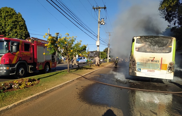 Ônibus do transporte coletivo pega fogo em Goiânia; assista