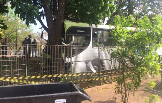 Ônibus invade bosque do Goiânia Shopping e deixa seis pessoas feridas