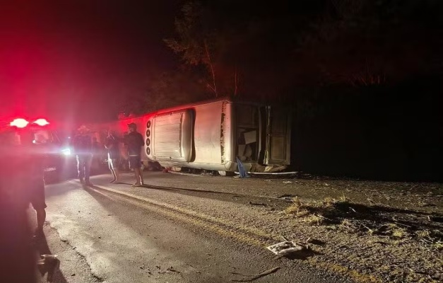 Ônibus tomba na BR-423, no Agreste de Pernambuco, e deixa mortos e feridos