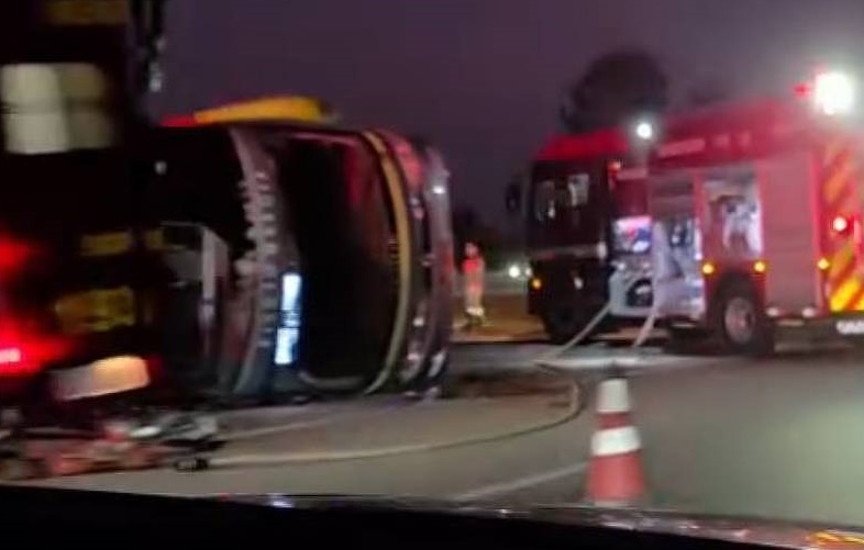 Ônibus tomba na Raposo Tavares e deixa feridos em estado grave