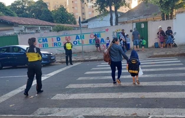 Operação Volta às Aulas é realizada na porta das escolas de Goiânia 