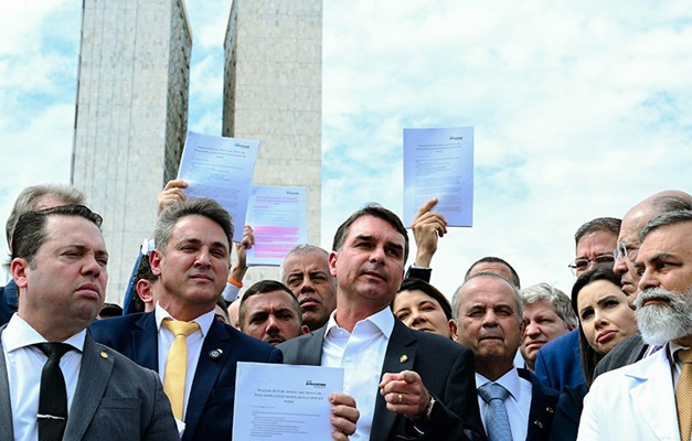 Oposição ameaça travar votações, pede anistia e impeachment de Moraes