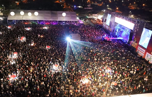 Os Barões da Pisadinha reúnem mais de 40 mil pessoas no 'Aparecida é Show'