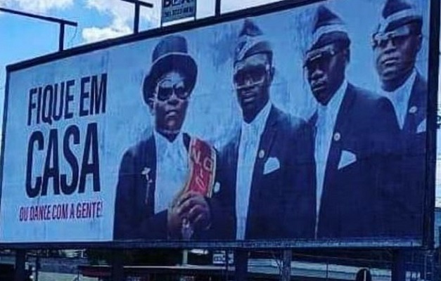 Outdoor em cidade de MG usa meme do caixão para pedir: 'fique em casa'