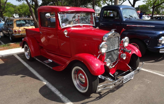 Outlet Premium Brasília realiza exposição de fuscas e carros antigos