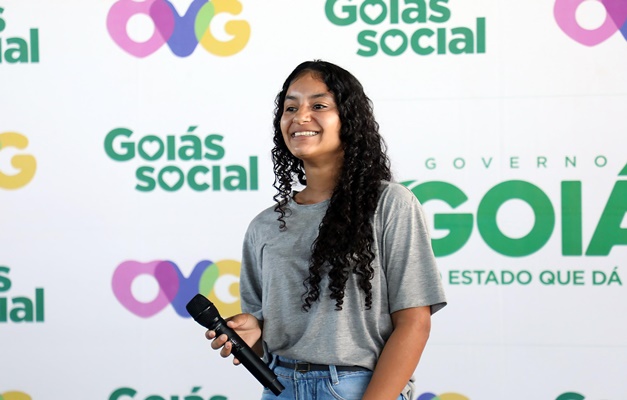 OVG entrega crédito social e bolsa capacitação para jovens em Goiânia