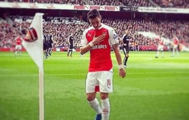 Ozil reage a vaias da torcida rival da maneira mais elegante possível