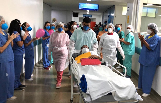 Paciente acidentado internado há 169 dias no Hugo recebe alta em Goiânia