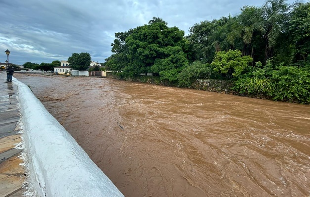 Pacientes de hospital na cidade de Goiás são transferidos após cheia de rio