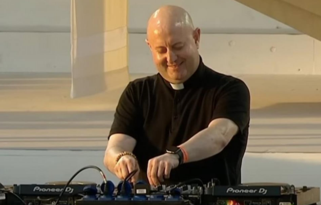 Padre DJ viraliza após tocar na Jornada Mundial da Juventude em Portugal