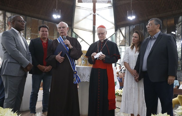 Padre Júlio Lancellotti recebe medalha da Ordem do Mérito