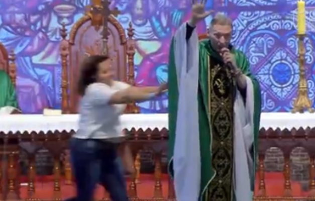 Padre Marcelo Rossi relembra queda e empurrão: 'Deus me segurou'