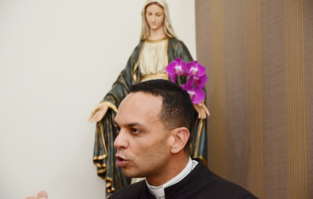 Padre que arrasta multidões, Marcos Rogério fala sobre sua vida e vocação