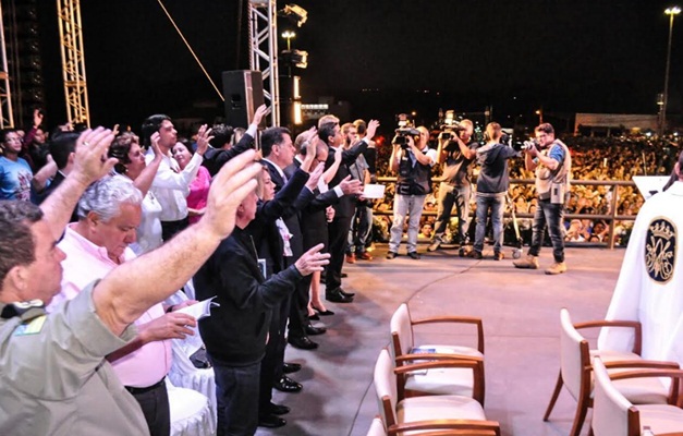 Padre Robson agradece apoio de Marconi no encerramento da Festa de Trindade