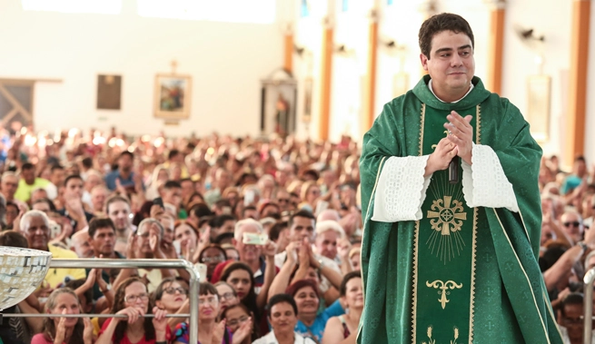 Padre Robson Oliveira pede afastamento de suas funções após operação do MP
