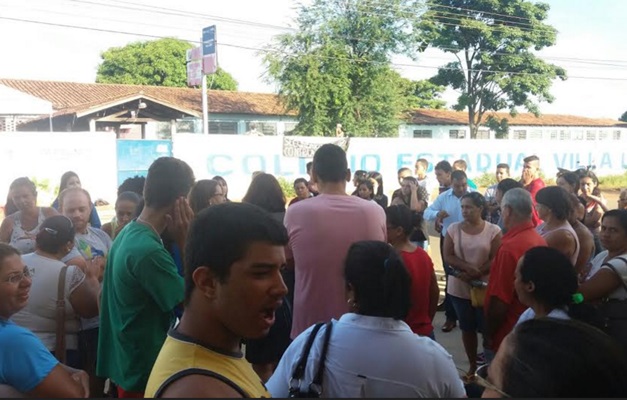 Pais e alunos tentam desocupar sétima escola em Goiás