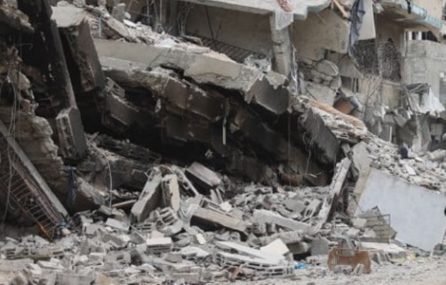 Palestinos retornam para cidade destruída no sul de Gaza após saída israelense
