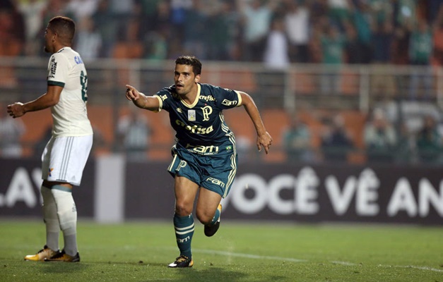 Palmeiras bate Coritiba e encosta em Grêmio e Santos na briga pelo segundo lugar