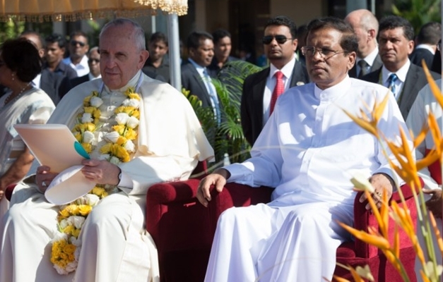 Papa chega ao Sri Lanka para levar mensagem de harmonia entre religiões
