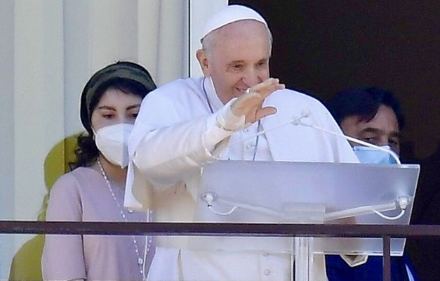 Papa Francisco deixa hospital dez dias após cirurgia e retorna ao Vaticano