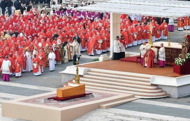 Papa Francisco destaca 'sabedoria e dedicação' de Bento XVI durante funeral