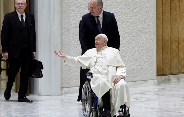 Papa Francisco sofre queda e machuca o antebraço direito