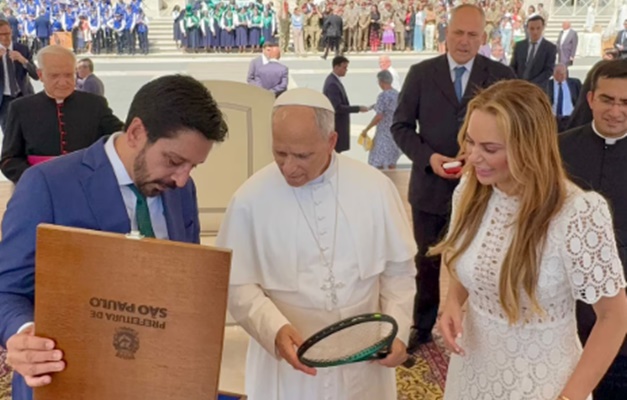 Papa ganha camisa oficial do Palmeiras e raquete de Bia Haddad como presentes do prefeito de SP