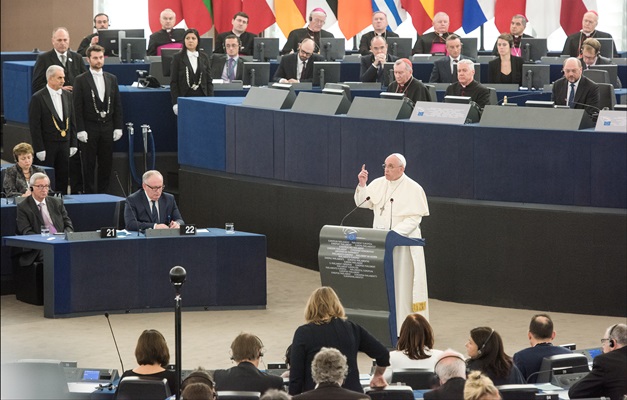 Papa pede que Europa aceite imigrantes e crie empregos