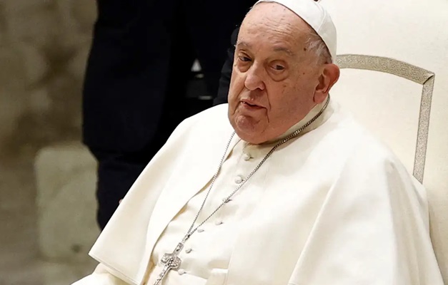 Papa pode aparecer neste domingo (23) para saudação aos fiéis, diz Vaticano