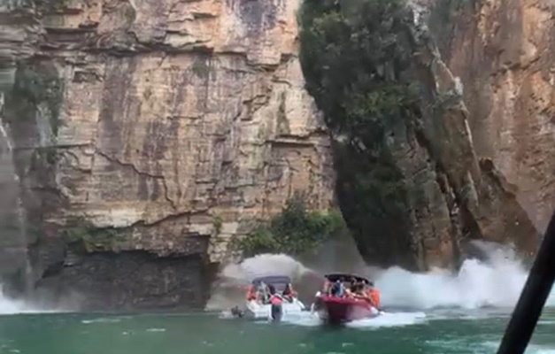 Paredão de rocha desaba sobre lanchas de turistas em Capitólio (MG)