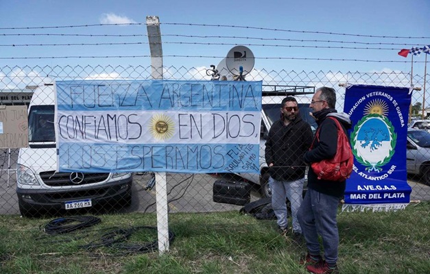 Parentes dos tripulantes do submarino argentino homenageiam desaparecidos