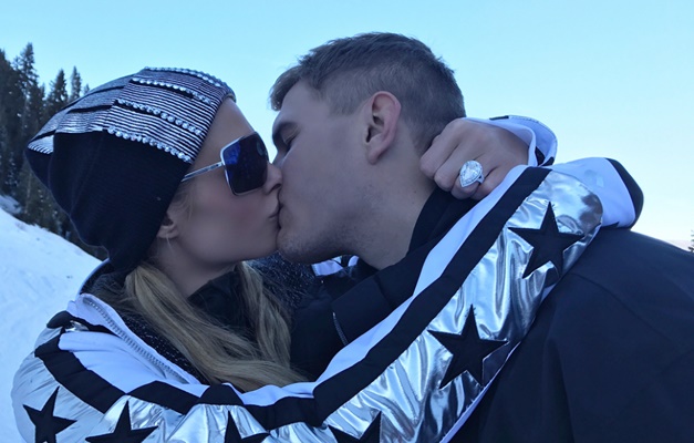 Paris Hilton fica noiva do ator Chris Zylka