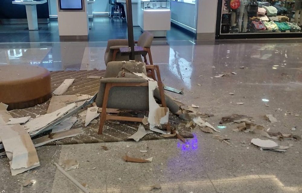 Parte do teto de shopping em BH desaba durante forte chuva; veja vídeo