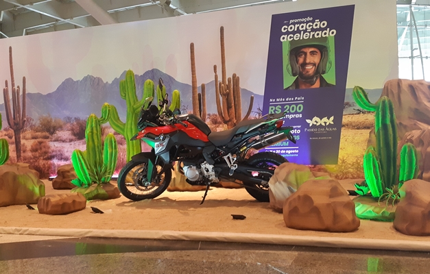 Passeio das Águas Shopping sorteia uma moto BMW para celebrar o Dia dos Pais