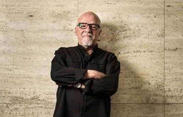 Paulo Coelho sofre ataques após suposta mensagem de boicote ao Brasil