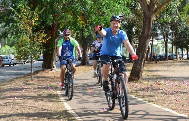 Paulo Garcia chega ao Paço Municipal de Goiânia pedalando 