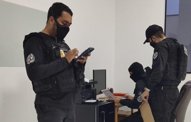 PCGO prende executivo suspeito de agenciar menores para sexo, em Goiânia