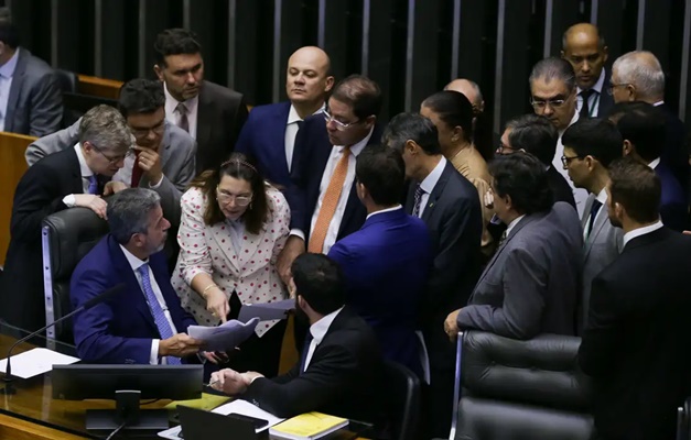 PEC de corte de gastos é aprovada em dois turnos na Câmara dos Deputados 