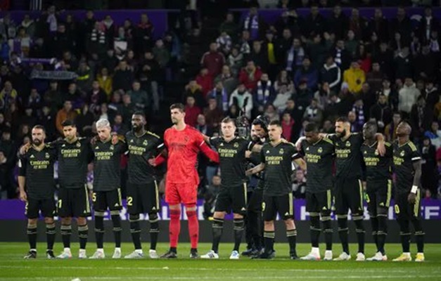 Pelé é homenageado antes dos jogos de Real Madrid e Liverpool