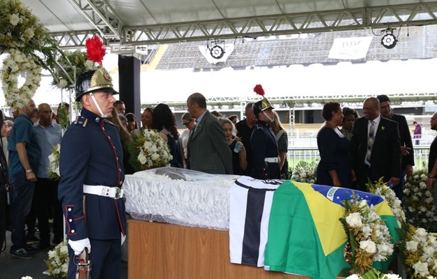 Pelé é sepultado em jazigo dourado em cerimônia restrita a familiares
