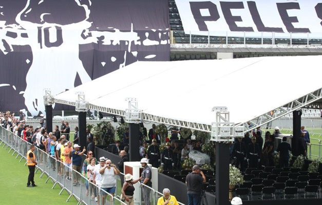 Pelé inspira futuras gerações e resgata memória de fãs em velório na Vila Belmiro