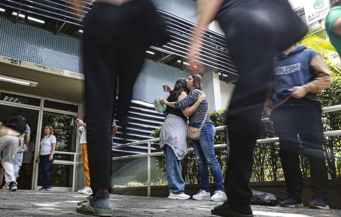 Pensamento positivo, oração e até pet: pais torcem para filhos no Enem