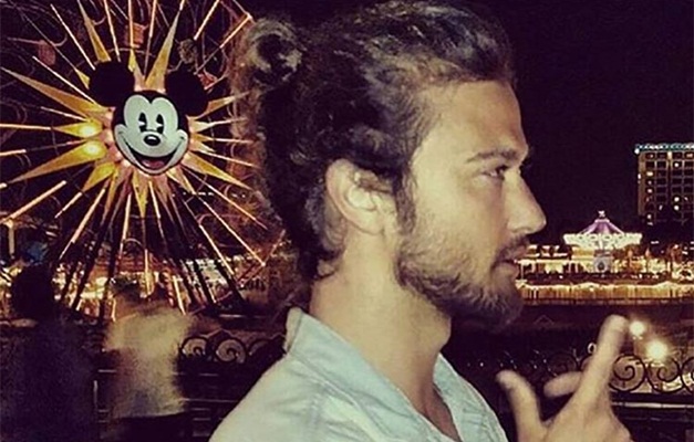 Perfil no Instagram reúne só fotos de homens usando coque na Disney