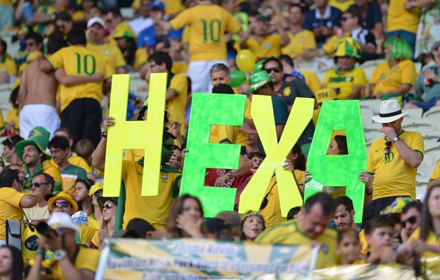 File:Torcedor brasileiro assistindo jogo do Brasil na Copa Do