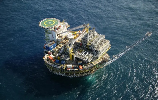 Petróleo sobe quase 3% com possibilidade de envolvimento dos EUA em conflito Israel-Irã