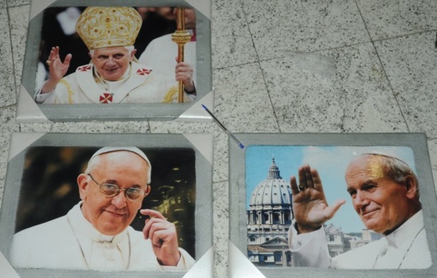 PF acha cocaína em quadros de Francisco, João Paulo II e Bento XVI