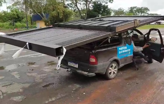 Picape com portão na carroceria é apreendida pela PRF na BR-060