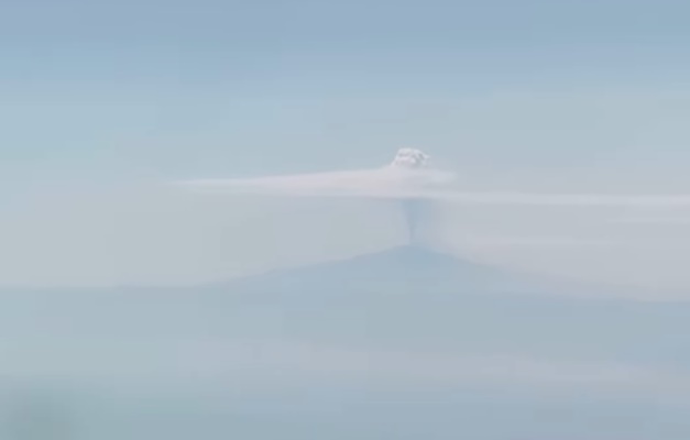Piloto brasileiro flagra maior vulcão da Europa em erupção e registra vídeo em voo