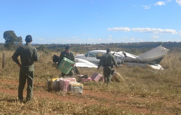 Piloto e copiloto de aeronave carregada com cocaína são detidos em Goiás