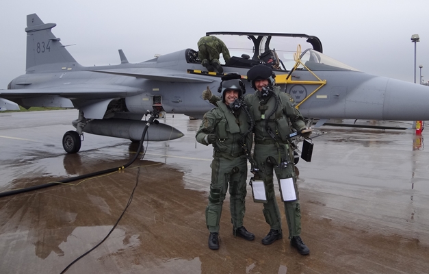 Pilotos da FAB voam novos caças Gripen pela primeira vez em curso na Suécia